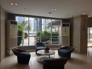 Family/Brkada 2BR w/ bal Poolview infront of MOA Vacation rental in Pasay