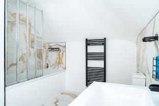 Luxury 5BD, Gym, Parking, Bus to Airport, Sleeps10 Vacation rental in Edinburgh