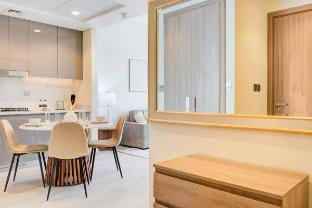 Premium 1BR, Furnished with Pool View in Al Jaddaf Vacation rental in Dubai