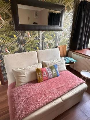 Trendy 1 BR | Minutes from C2C | Free Safe Parking Vacation rental in England