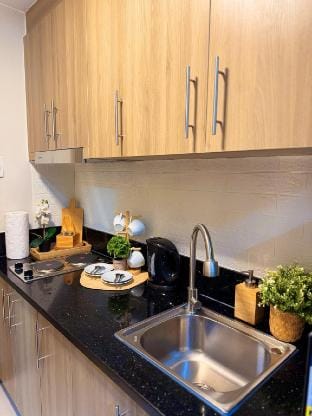 Cozy 1-bedroom condo with stunning city views Vacation rental in Mandaluyong