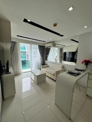 Modern 1BR Condo Near Soi Bukouw Vacation rental in Pattaya City