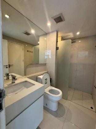 Modern 1BR Condo Near Soi Bukouw Vacation rental in Pattaya City