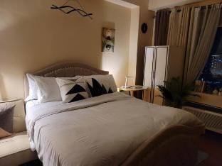 Spectacular Penthouse with Balcony @ Eastwood Mall Vacation rental in Pasig