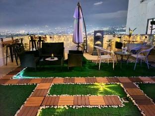 Spectacular Penthouse with Balcony @ Eastwood Mall Vacation rental in Pasig