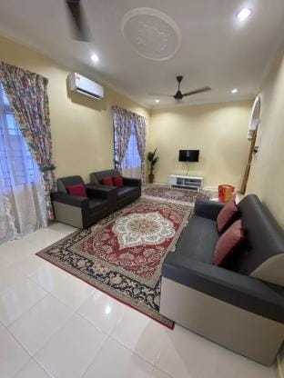 UMI HOMESTAY PENGKALAN CHEPA CHEAPEST KELANTAN Vacation rental in Malaysia