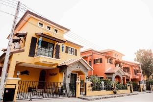 Warm Tuscany House in ChiangMai+Pool-No.338/8 Vacation rental in Thailand