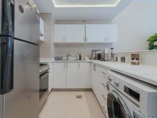 Continental Tower, Luxury 2BR, Dubai Marina Views! Vacation rental in Dubai