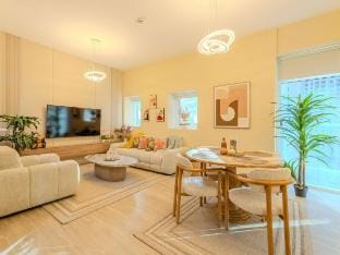 Continental Tower, Amazing 2BR, Dubai Marina Views Vacation rental in Dubai