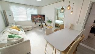 Itaewon/Family accommodation/Spacious living room/ Vacation rental in Seoul