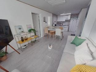 Itaewon/Family accommodation/Spacious living room/ Vacation rental in Seoul