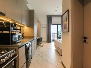 Chic Studio with Balcony & City Views in Dubai Vacation rental in Dubai