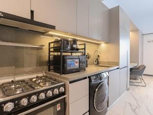 Chic Studio with Balcony & City Views in Dubai Vacation rental in Dubai