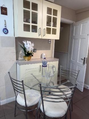 Premium Family Room With Parking Near Airport Vacation rental in Metropolitan Borough of Solihull