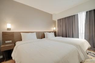 Poblacion Rockwell Stay | Pool + Netflix at Acqua Vacation rental in Mandaluyong