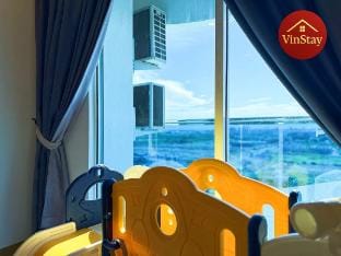 The Wave 5人入住 |海景&城市景色| 100寸投影大荧幕 小孩滑梯 桌足球 游戏机 Vacation rental in Malacca