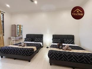 VinstayMelaka
Melaka Cheng Setia｜12Pax｜小孩滑梯｜ Vacation rental in Malacca