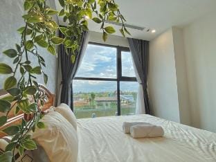 The Beverly Supper king view Vinwonder VIP Luxury Vacation rental in Ho Chi Minh City