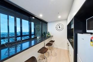 The International: 2-Bedroom with Parking and WiFi Vacation rental in Southbank