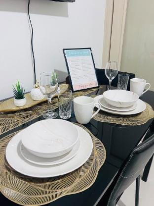 Modern 1BRw/Balcony PoolView, Sea Res MOA,nr NAIA Vacation rental in Pasay