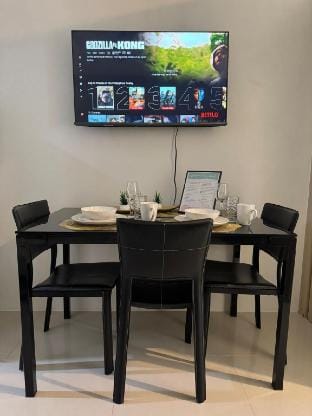 Modern 1BRw/Balcony PoolView, Sea Res MOA,nr NAIA Vacation rental in Pasay