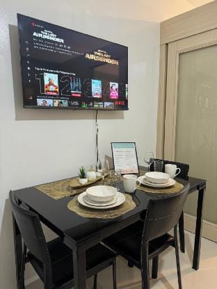 Modern 1BRw/Balcony PoolView, Sea Res MOA,nr NAIA Vacation rental in Pasay