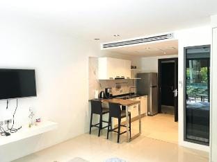 Pool access studio at Emerald Terrace, fast WIFI Vacation rental in Patong