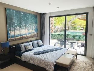 Pool access studio at Emerald Terrace, fast WIFI Vacation rental in Patong