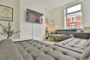 Hollins House, near Manchester, by NMB Property Vacation rental in Oldham