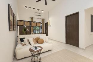 Yenny Hideout | 4 bedroom 3Bath | Smart TV Vacation rental in Ipoh