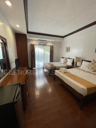 Club Balai Isabel Lakeshore Family Room Malvar105 Vacation rental in Tagaytay