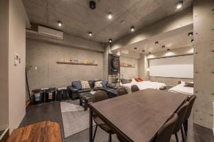 みんなでダーツ！大人数でお得に！大型スクリーン、カラオケ完備の遊べるホテル！ Vacation rental in Shibuya
