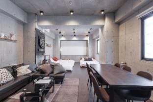 みんなでダーツ！大人数でお得に！大型スクリーン、カラオケ完備の遊べるホテル！ Vacation rental in Shibuya