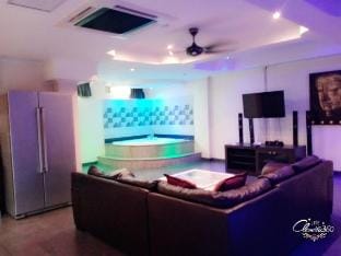 Luxury Studio Jacuzzi Apartment Spacious 75qm Vacation rental in Pattaya City