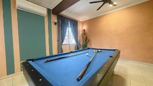 B04 Homestay in JB Town Party House 30PAX 6R6B  Vacation rental in Johor Bahru