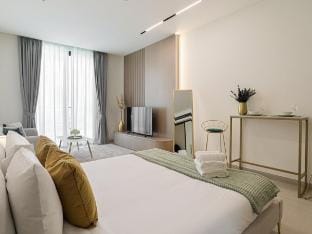 Modern Gold Accents Studio in JVC with Balcony Vacation rental in Dubai