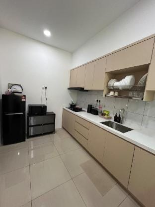 Middle Room only in Bayan Lepas @ shared bathroom Vacation rental in Bayan Lepas