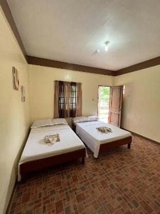 Silid Apartelle Bed and Breakfast Vacation rental in Puerto Galera