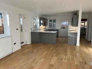 4 Bed house | Hill top views | 3 car driveway Vacation rental in Portsmouth