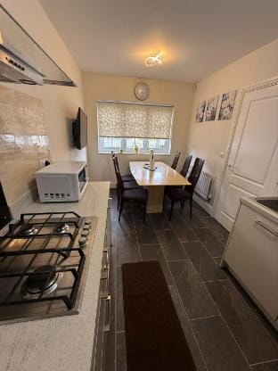 Bright & Roomy 4-Bed Home With Garden-TVs In Rooms Vacation rental in Manchester