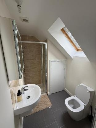 Bright & Roomy 4-Bed Home With Garden-TVs In Rooms Vacation rental in Manchester