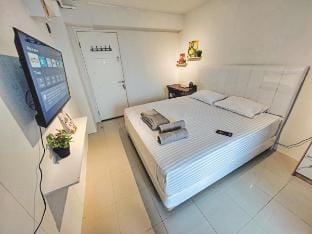 Bassura mall access stylish studio Vacation rental in Jakarta