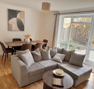 Large Double room, shared lounge, Garden home Vacation rental in London