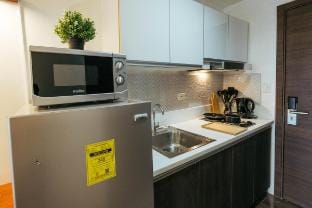 Modern Living 5-Makati w fast Wi-Fi & Netflix Vacation rental in Makati
