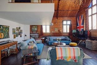 Huge Vintage Tabernacle. Walk to Coast Path & Pub Vacation rental in England