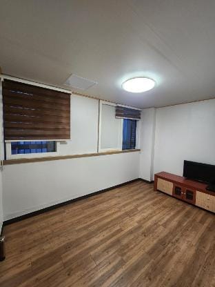 Clean, Very Large Accommodation Suitable for Large Groups - Spacious 1.5-Room, Bed Included Vacation rental in South Korea