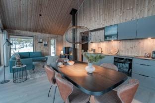 Tiur, stylish new cabin with hot tub Vacation rental in Viken, Norway