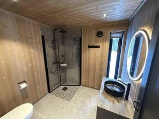 Tiur, stylish new cabin with hot tub Vacation rental in Viken, Norway