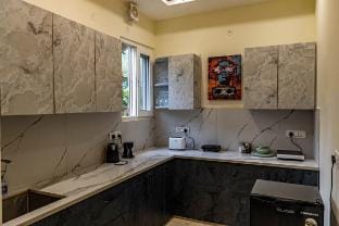 Whispering walls - 2BR Mountain View by Homeyhuts Vacation rental in Dehradun