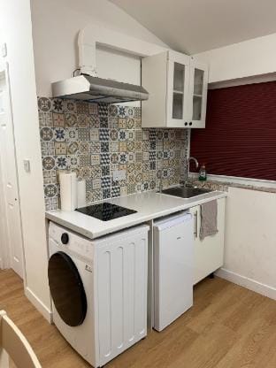 Modern Studio with Kitchenette & Private Bathroom Vacation rental in London Borough of Hackney